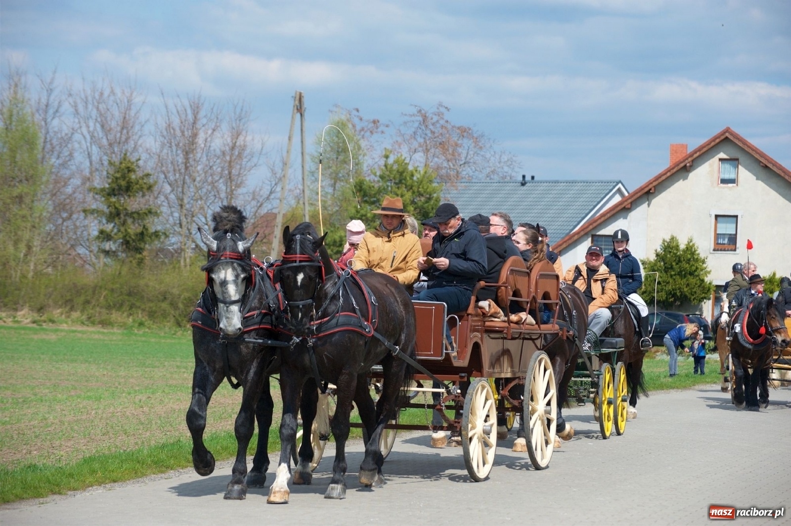 Zdjęcie w galerii na portalu naszraciborz.pl: Procesja konna w Pietrowicach Wielkich [FOTO i WIDEO] wiadomości z regionu