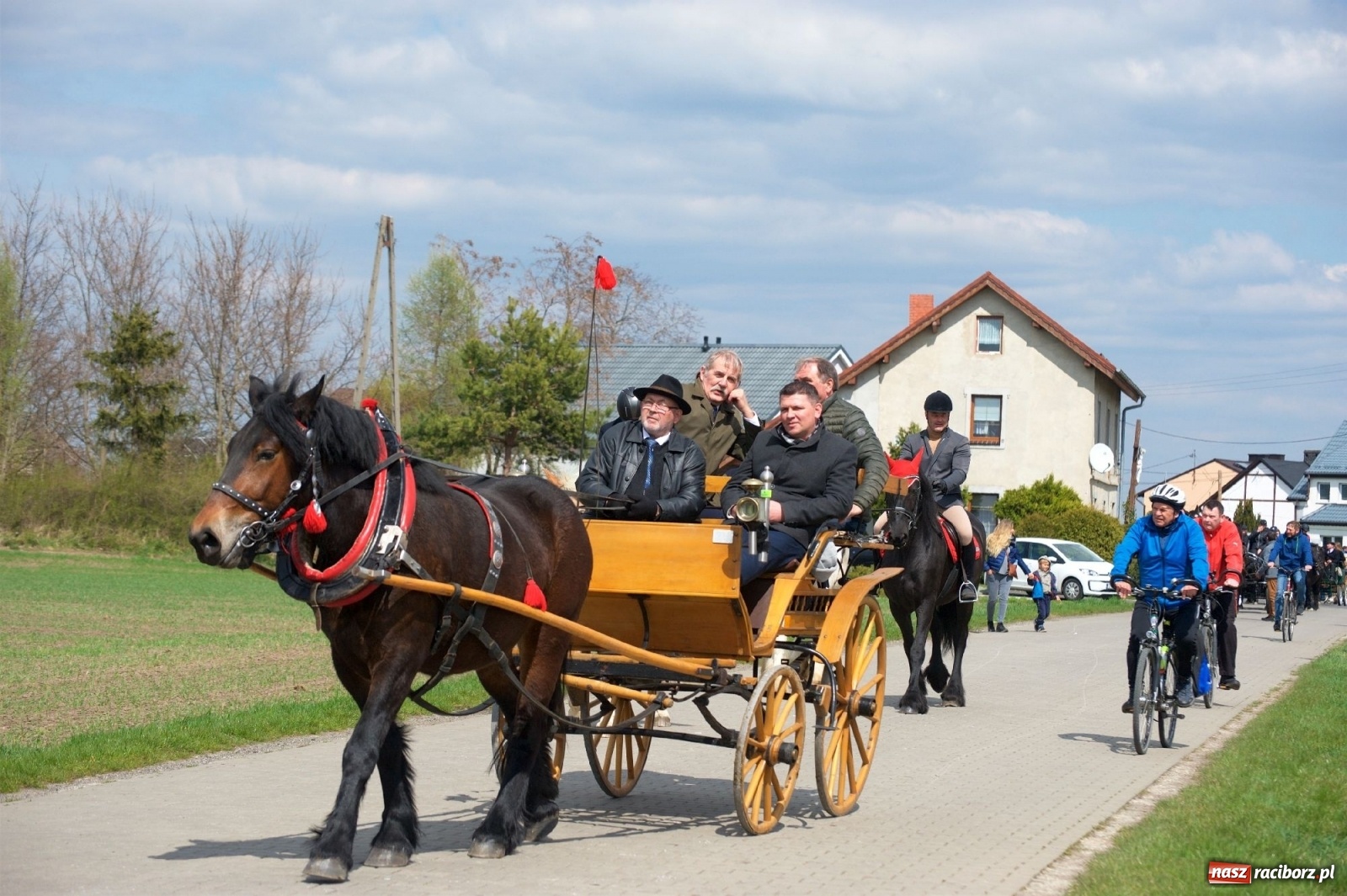 Zdjęcie w galerii na portalu naszraciborz.pl: Procesja konna w Pietrowicach Wielkich [FOTO i WIDEO] wiadomości z regionu