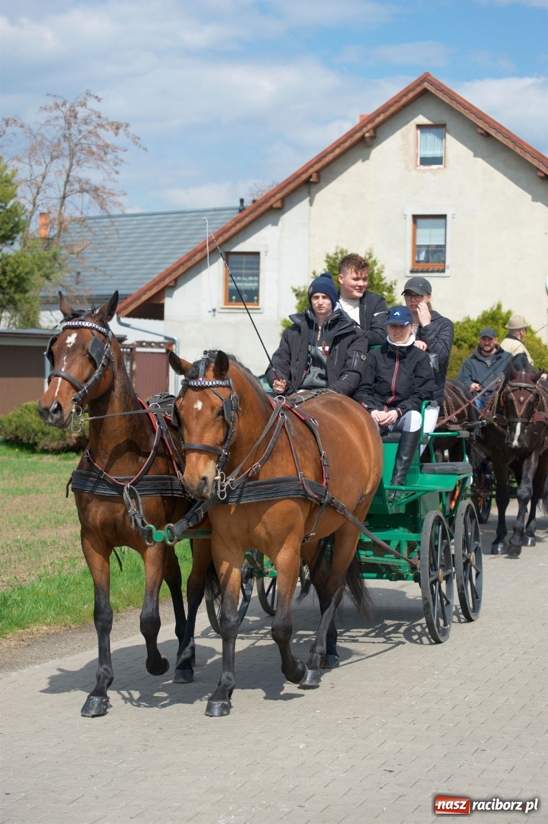 Zdjęcie w galerii na portalu naszraciborz.pl: Procesja konna w Pietrowicach Wielkich [FOTO i WIDEO] wiadomości z regionu