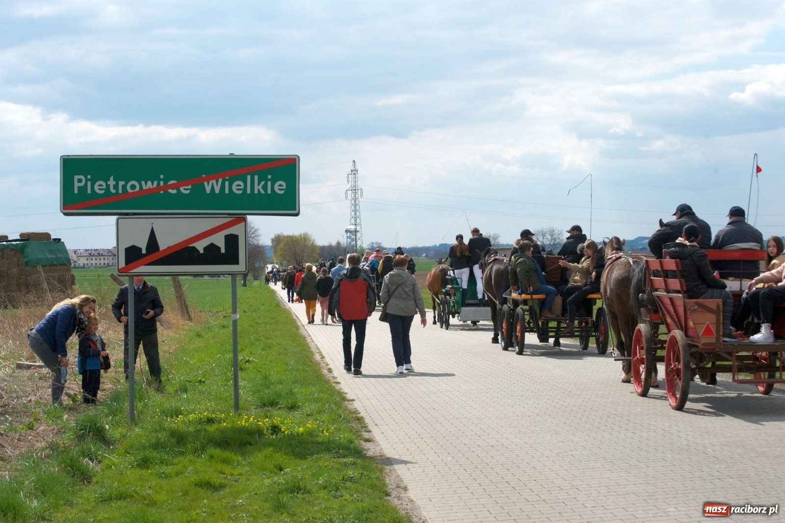 Zdjęcie w galerii na portalu naszraciborz.pl: Procesja konna w Pietrowicach Wielkich [FOTO i WIDEO] wiadomości z regionu