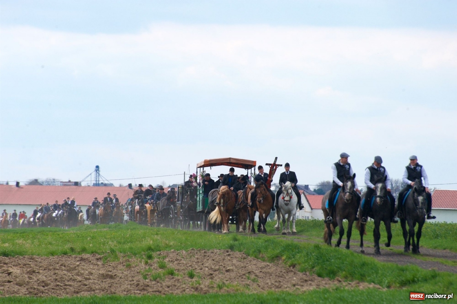 Zdjęcie w galerii na portalu naszraciborz.pl: Procesja konna w Bieńkowicach [FOTO i WIDEO] wiadomości z regionu