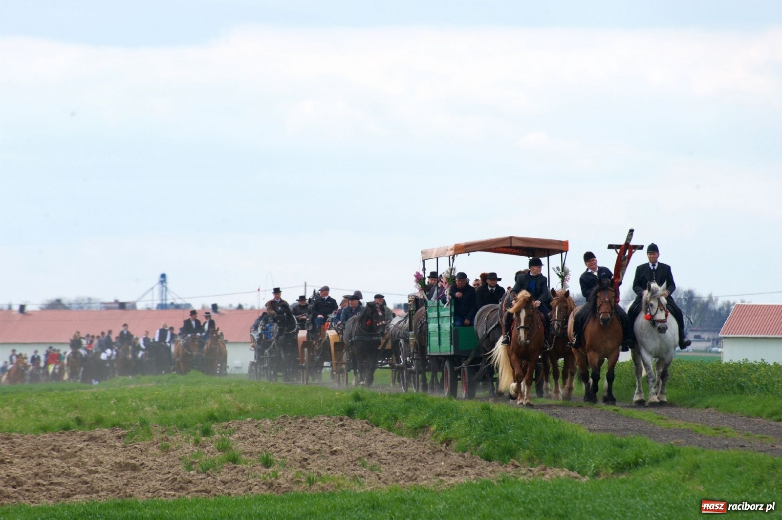 Zdjęcie w galerii na portalu naszraciborz.pl: Procesja konna w Bieńkowicach [FOTO i WIDEO] wiadomości z regionu