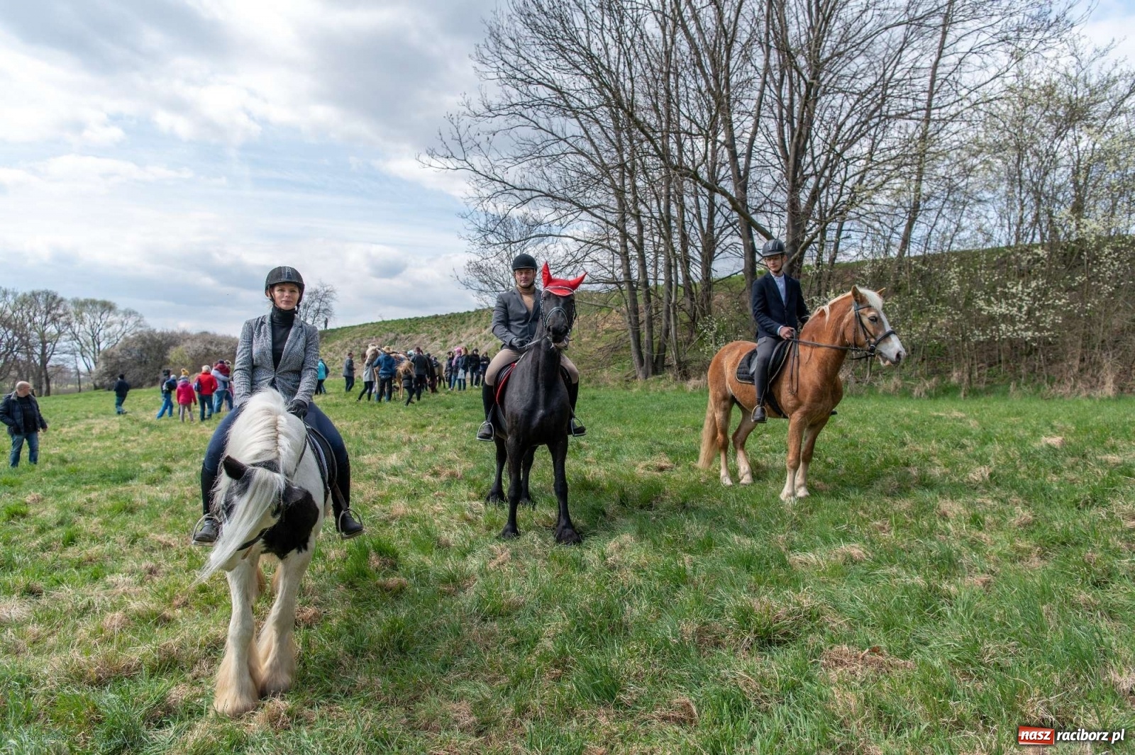 Zdjęcie w galerii na portalu naszraciborz.pl: Wielkanocna procesja konna w Pietrowicach Wielkich [PROGRAM] wiadomości z regionu