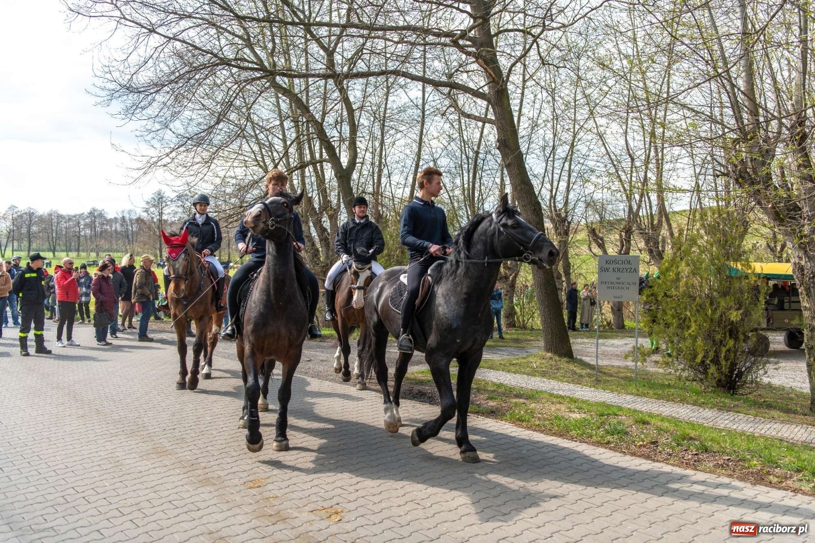 Zdjęcie w galerii na portalu naszraciborz.pl: Wielkanocna procesja konna w Pietrowicach Wielkich [PROGRAM] wiadomości z regionu