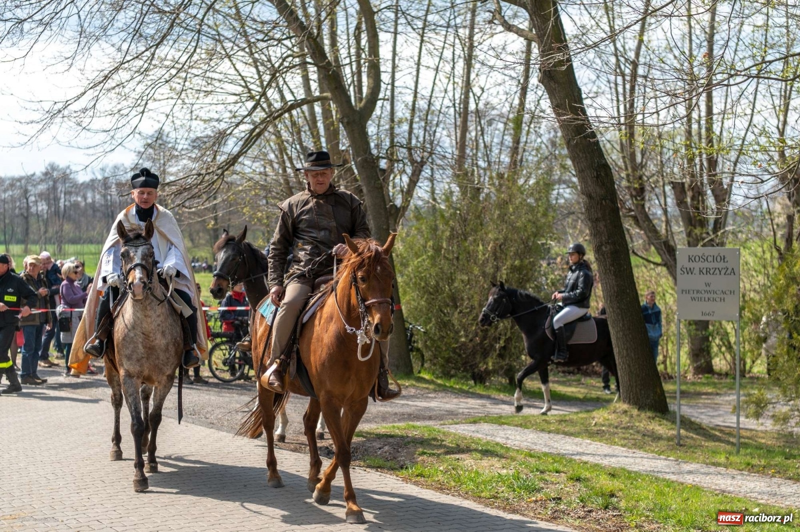 Zdjęcie w galerii na portalu naszraciborz.pl: Wielkanocna procesja konna w Pietrowicach Wielkich [PROGRAM] wiadomości z regionu