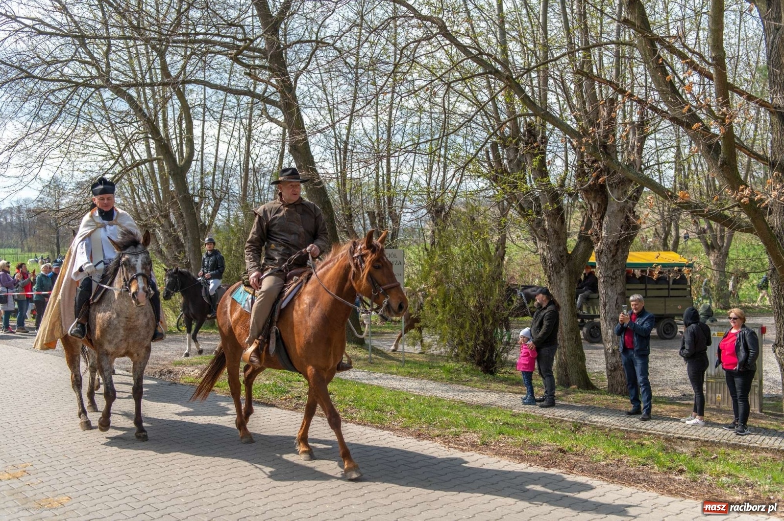 Zdjęcie w galerii na portalu naszraciborz.pl: Wielkanocna procesja konna w Pietrowicach Wielkich [PROGRAM] wiadomości z regionu