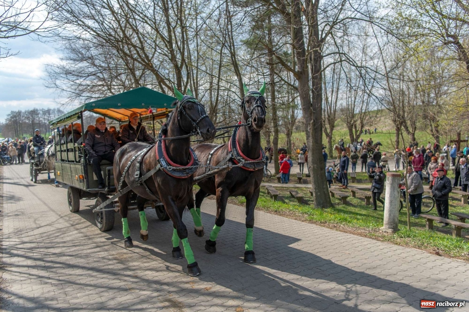 Zdjęcie w galerii na portalu naszraciborz.pl: Wielkanocna procesja konna w Pietrowicach Wielkich [PROGRAM] wiadomości z regionu