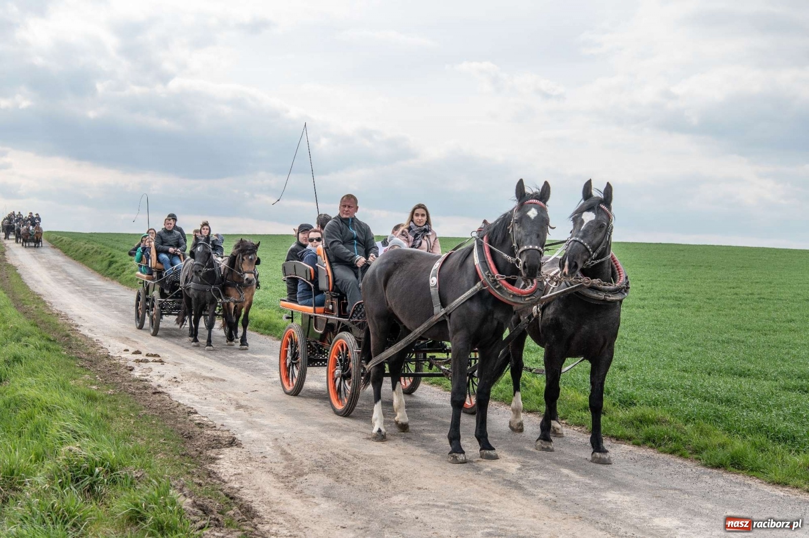 Zdjęcie w galerii na portalu naszraciborz.pl: Wielkanocna procesja konna w Pietrowicach Wielkich [PROGRAM] wiadomości z regionu