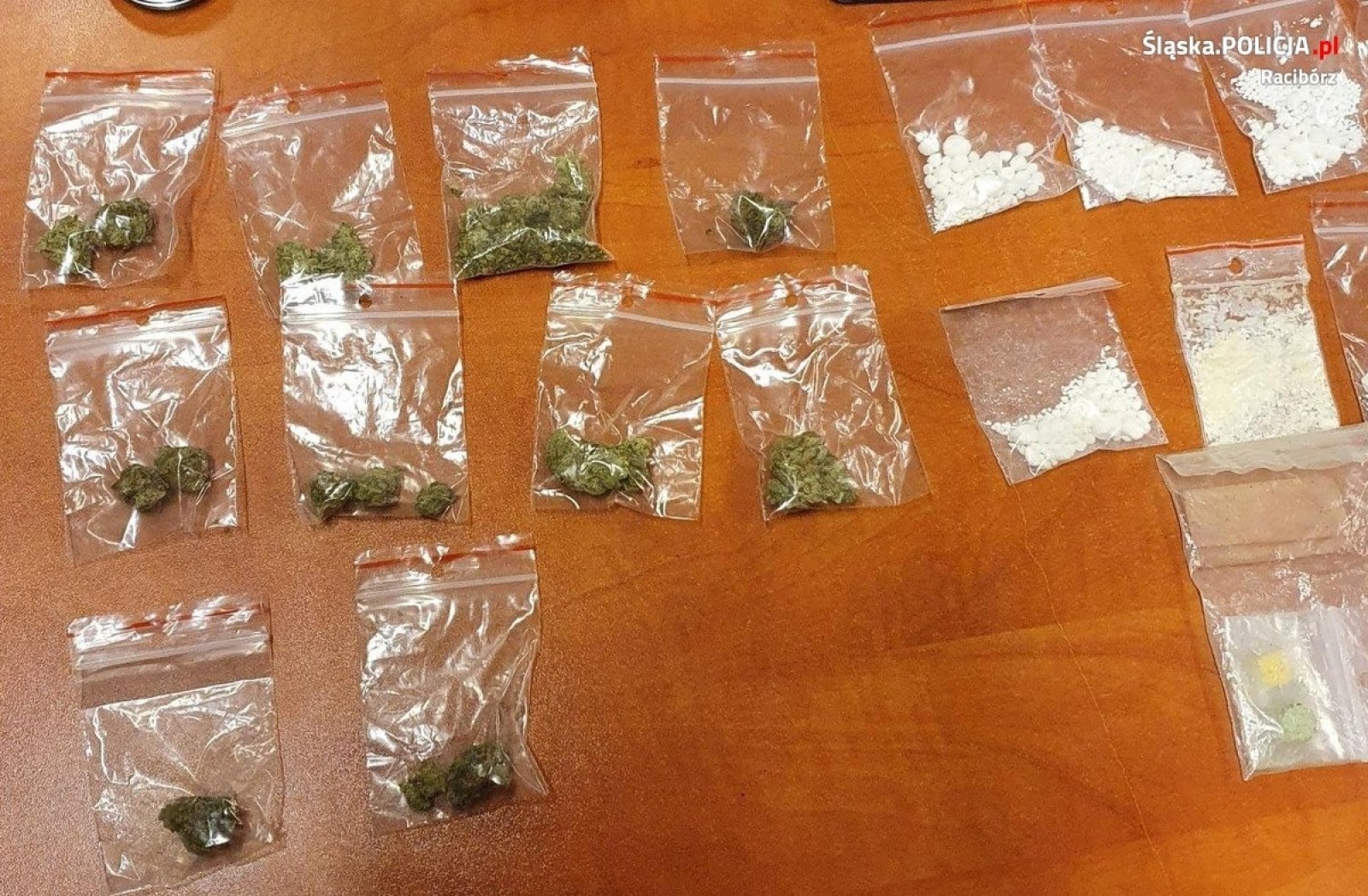 Zdjęcie w galerii na portalu naszraciborz.pl: Próbował przekupić policjantów gotówką i narkotykami [FOTO] wiadomości z regionu