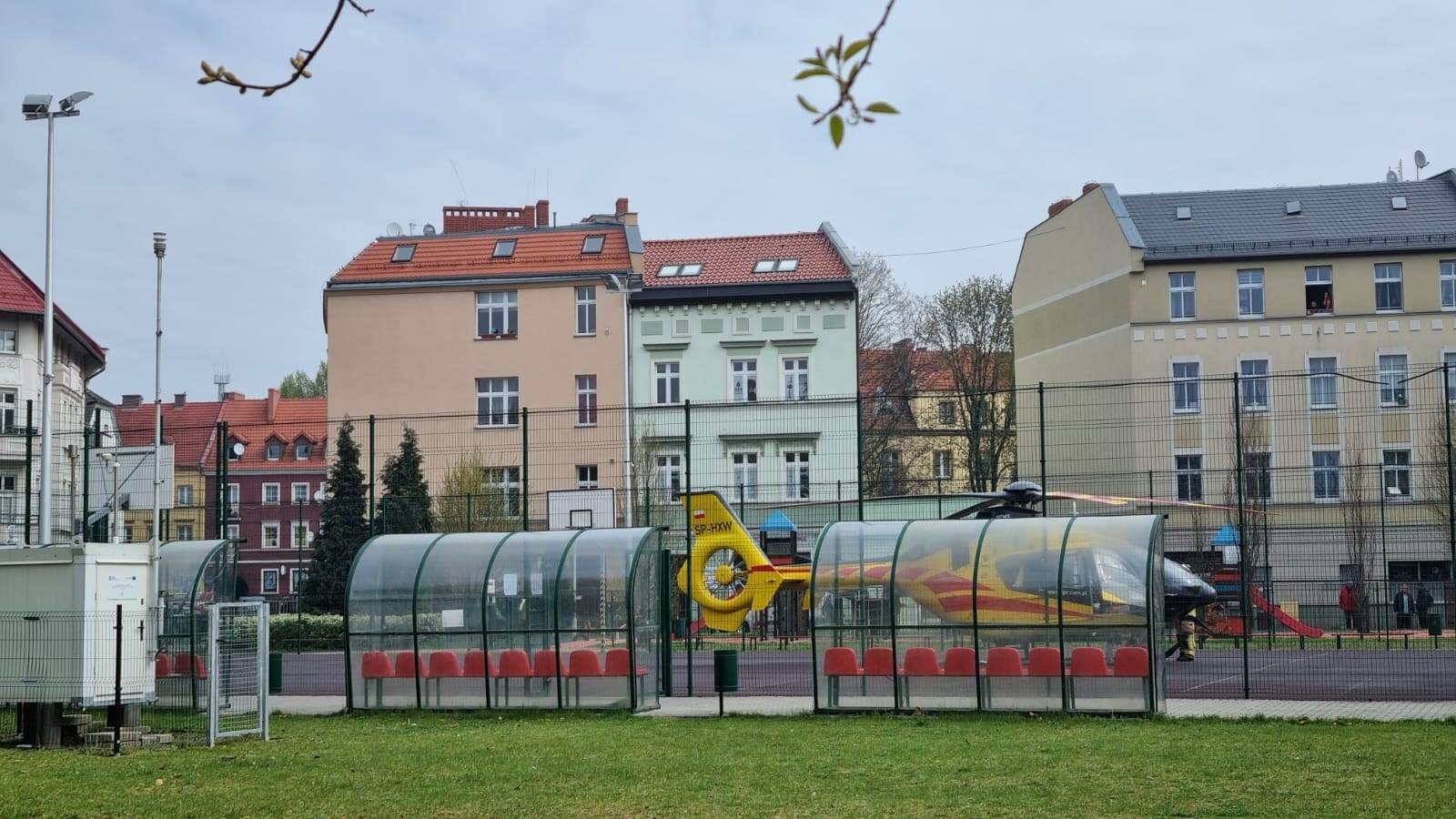 Zdjęcie w galerii na portalu naszraciborz.pl: 46-letni mężczyzna wypadł z okna przy Browarnej. W akcji śmigłowiec LPR [FOTO i WIDEO] wiadomości z regionu