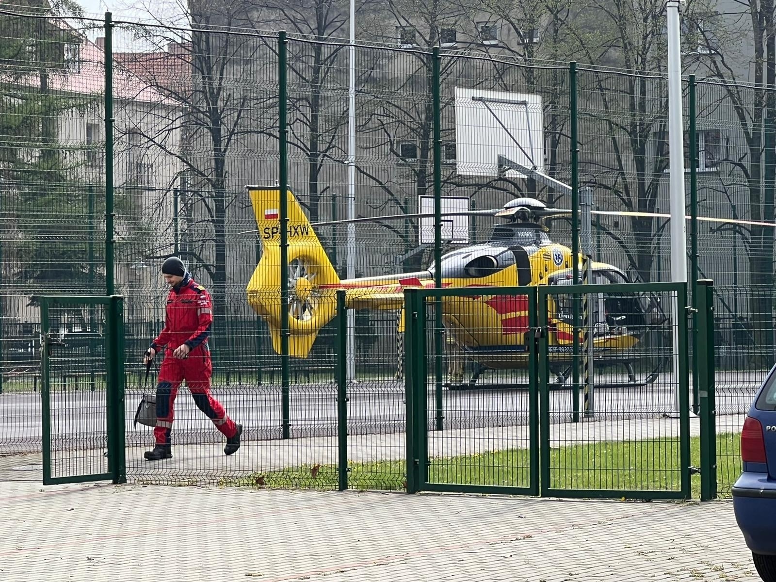 Zdjęcie w galerii na portalu naszraciborz.pl: 46-letni mężczyzna wypadł z okna przy Browarnej. W akcji śmigłowiec LPR [FOTO i WIDEO] wiadomości z regionu