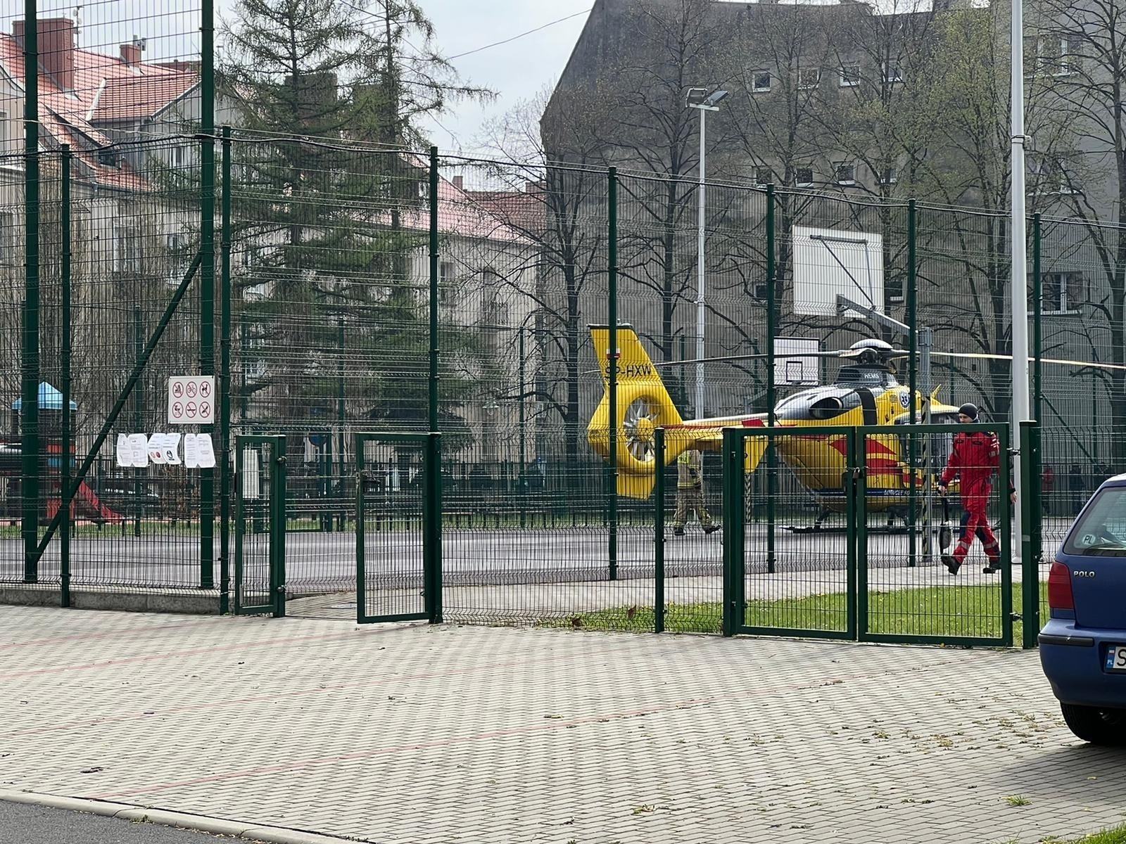 Zdjęcie w galerii na portalu naszraciborz.pl: 46-letni mężczyzna wypadł z okna przy Browarnej. W akcji śmigłowiec LPR [FOTO i WIDEO] wiadomości z regionu
