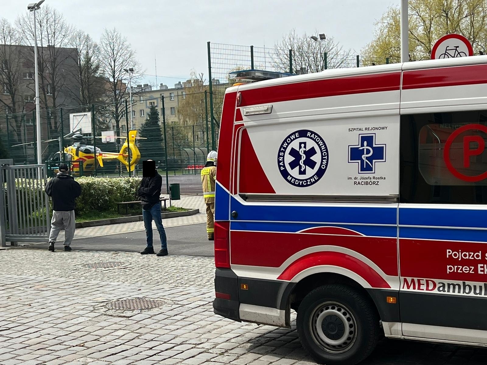 Zdjęcie w galerii na portalu naszraciborz.pl: 46-letni mężczyzna wypadł z okna przy Browarnej. W akcji śmigłowiec LPR [FOTO i WIDEO] wiadomości z regionu