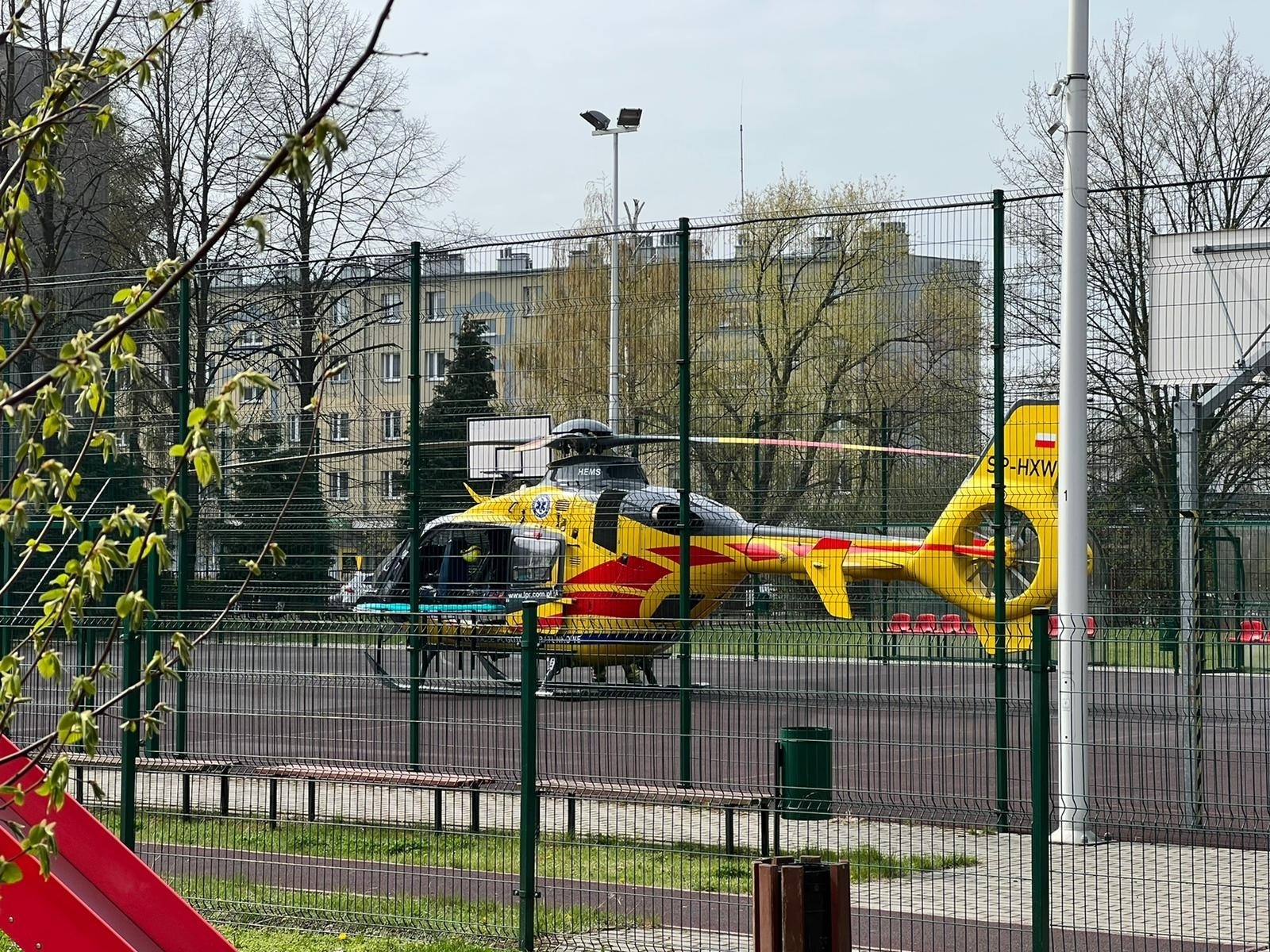 Zdjęcie w galerii na portalu naszraciborz.pl: 46-letni mężczyzna wypadł z okna przy Browarnej. W akcji śmigłowiec LPR [FOTO i WIDEO] wiadomości z regionu