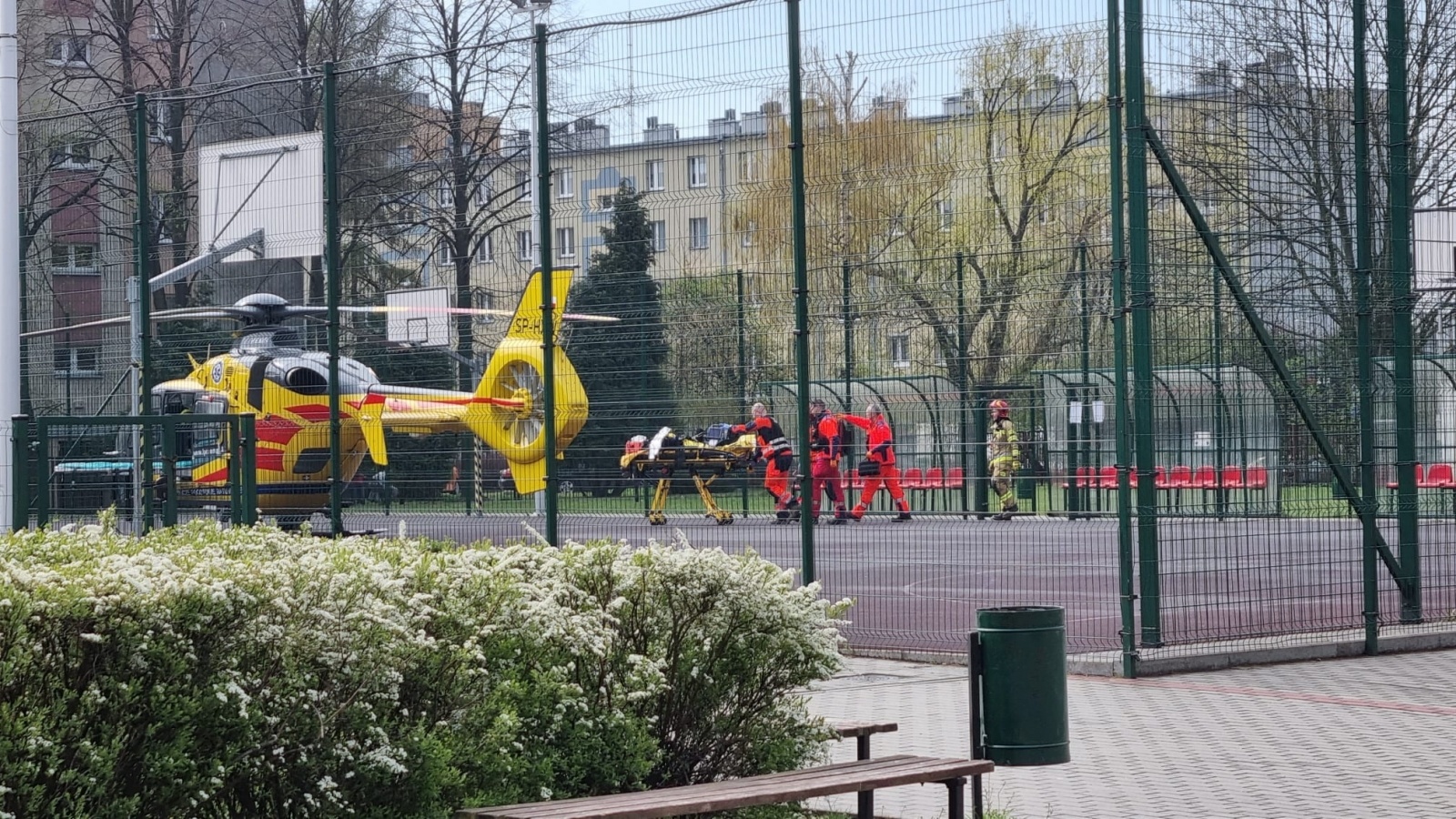 Zdjęcie w galerii na portalu naszraciborz.pl: 46-letni mężczyzna wypadł z okna przy Browarnej. W akcji śmigłowiec LPR [FOTO i WIDEO] wiadomości z regionu
