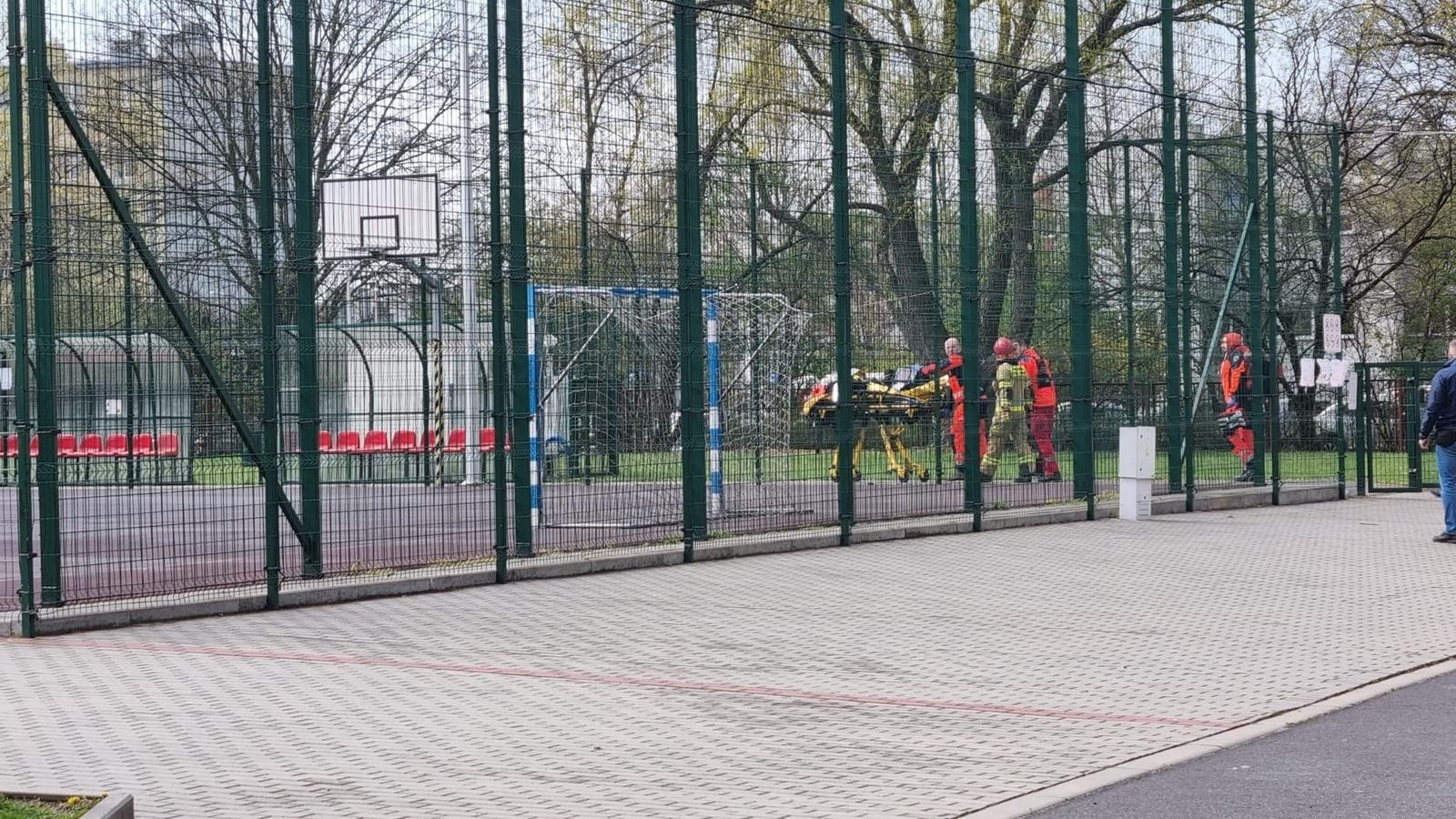 Zdjęcie w galerii na portalu naszraciborz.pl: 46-letni mężczyzna wypadł z okna przy Browarnej. W akcji śmigłowiec LPR [FOTO i WIDEO] wiadomości z regionu