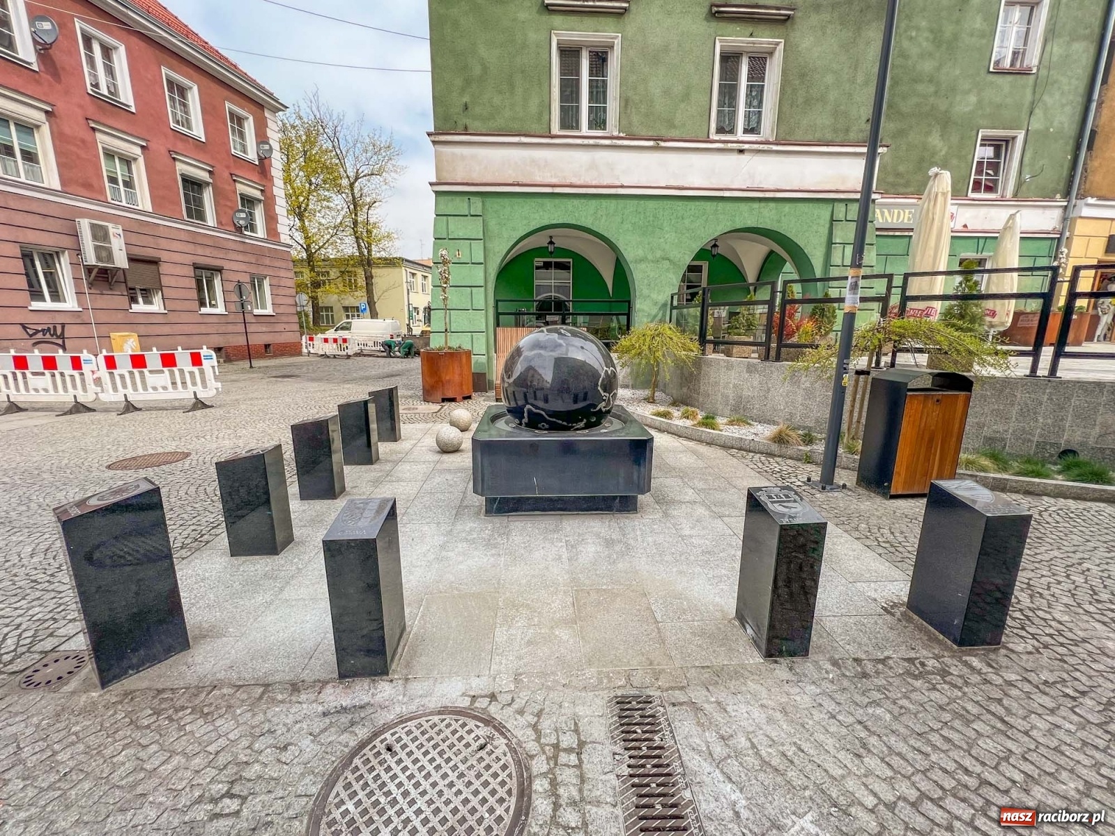 Zdjęcie w galerii na portalu naszraciborz.pl: Na ulicy Długiej drobna zmiana o dużym znaczeniu wiadomości z regionu