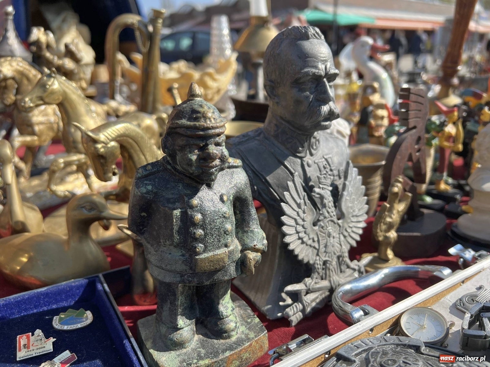 Zdjęcie w galerii na portalu naszraciborz.pl: Im cieplej, tym lepiej. Kwietniowy targ staroci [SPACER WIDEO] wiadomości z regionu