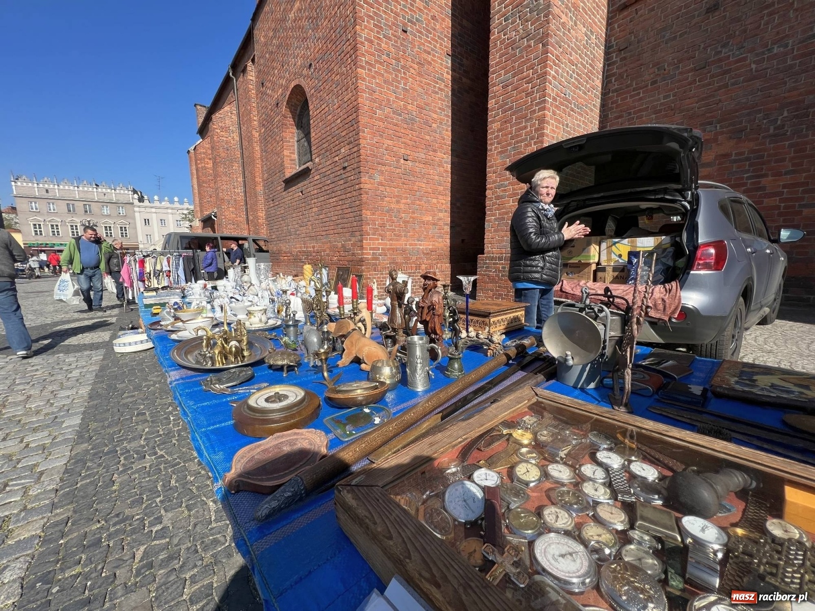 Zdjęcie w galerii na portalu naszraciborz.pl: Im cieplej, tym lepiej. Kwietniowy targ staroci [SPACER WIDEO] wiadomości z regionu