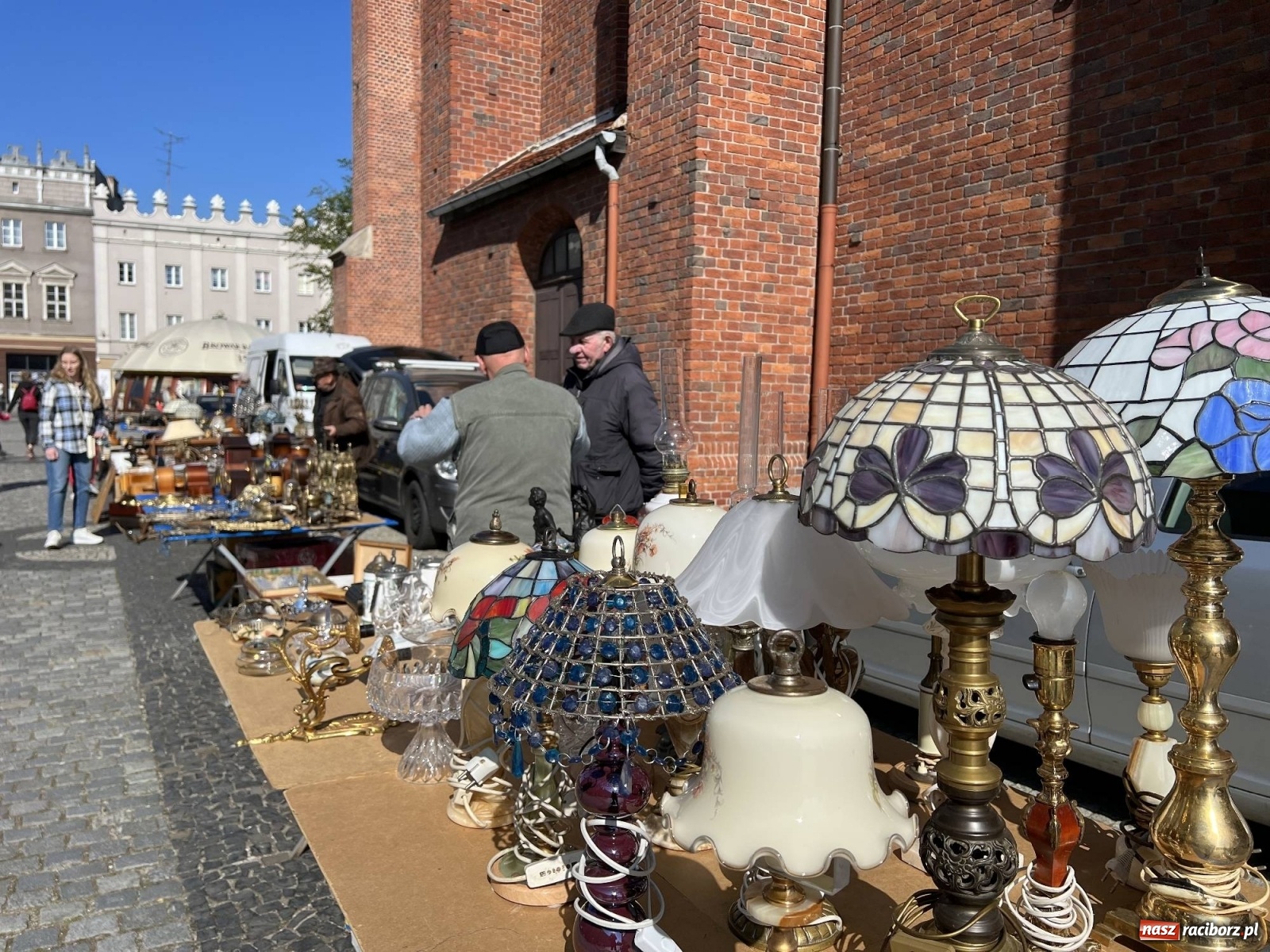 Zdjęcie w galerii na portalu naszraciborz.pl: Im cieplej, tym lepiej. Kwietniowy targ staroci [SPACER WIDEO] wiadomości z regionu