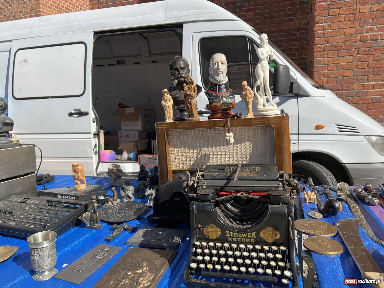 Zdjęcie w galerii na portalu naszraciborz.pl: Im cieplej, tym lepiej. Kwietniowy targ staroci [SPACER WIDEO] wiadomości z regionu