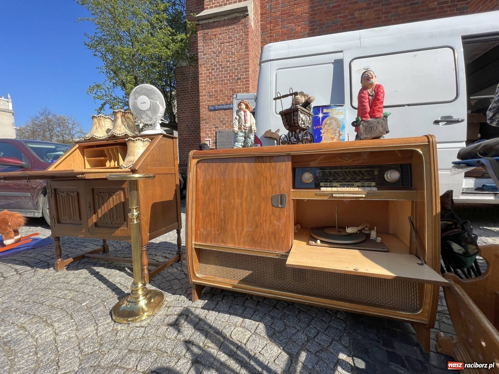 Zdjęcie w galerii na portalu naszraciborz.pl: Im cieplej, tym lepiej. Kwietniowy targ staroci [SPACER WIDEO] wiadomości z regionu