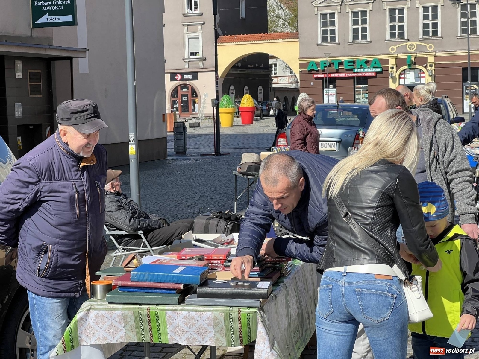 Zdjęcie w galerii na portalu naszraciborz.pl: Im cieplej, tym lepiej. Kwietniowy targ staroci [SPACER WIDEO] wiadomości z regionu
