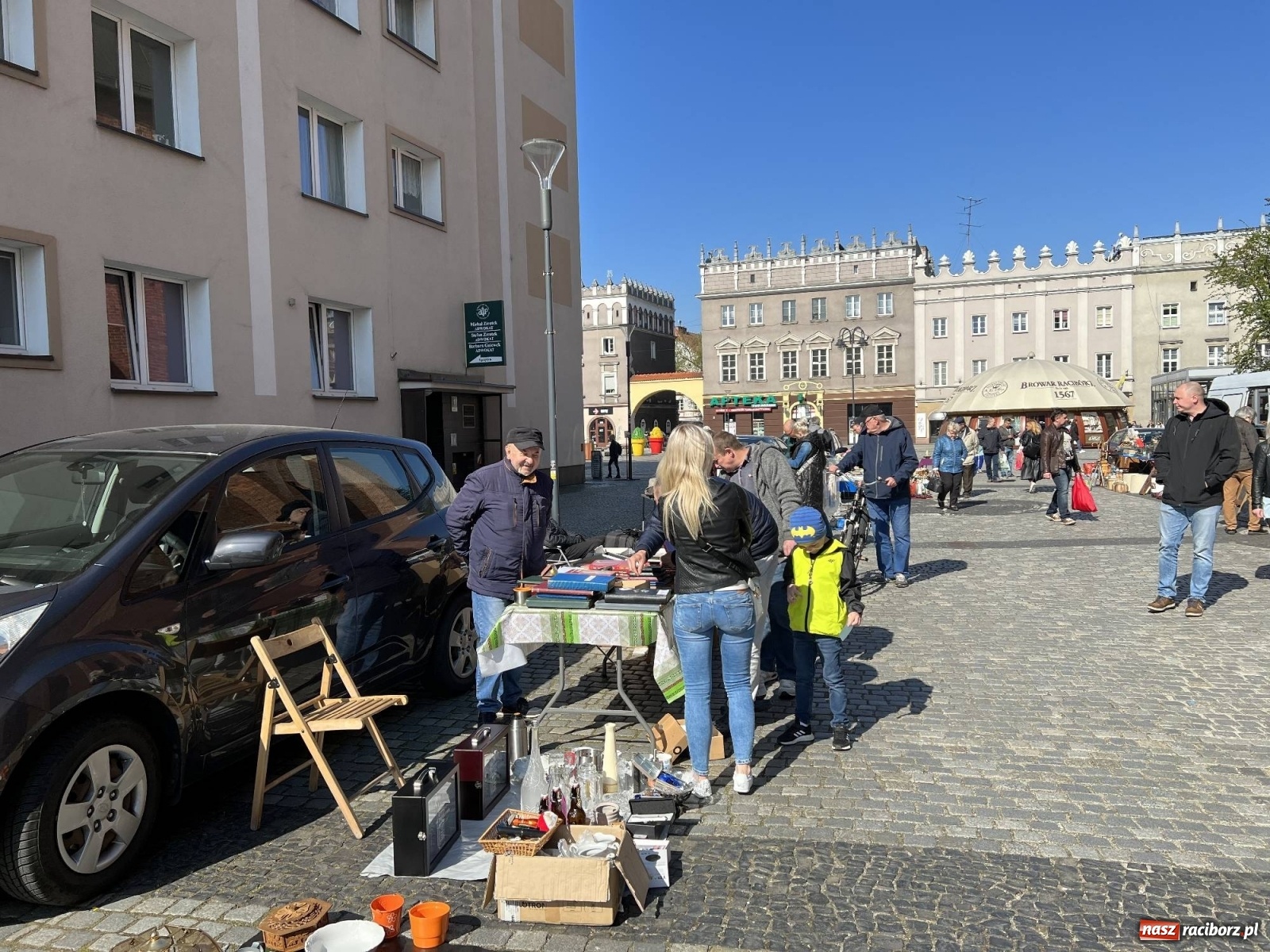 Zdjęcie w galerii na portalu naszraciborz.pl: Im cieplej, tym lepiej. Kwietniowy targ staroci [SPACER WIDEO] wiadomości z regionu