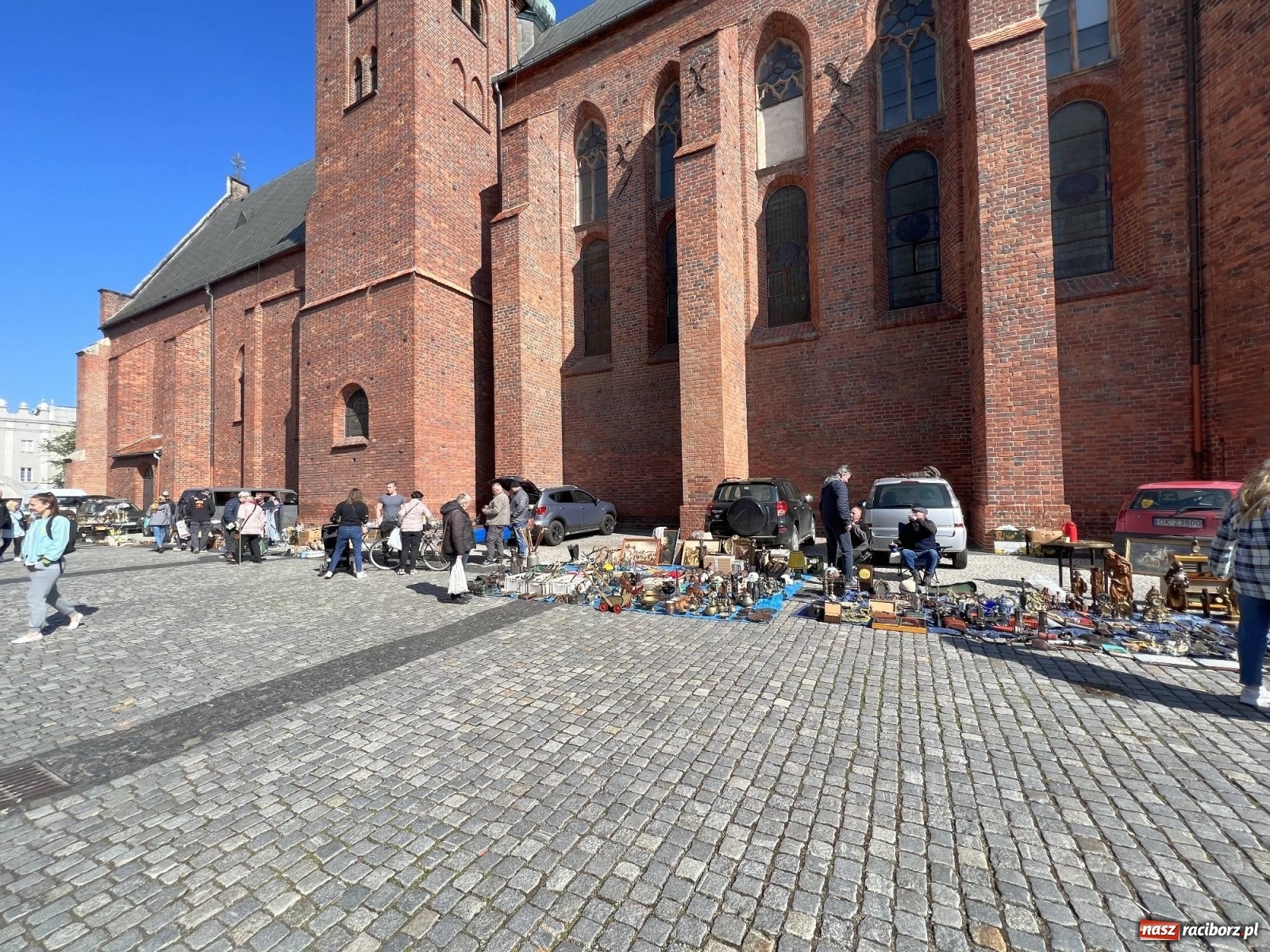 Zdjęcie w galerii na portalu naszraciborz.pl: Im cieplej, tym lepiej. Kwietniowy targ staroci [SPACER WIDEO] wiadomości z regionu