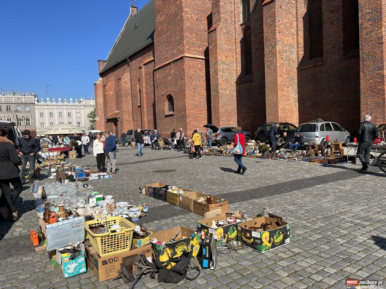 Zdjęcie w galerii na portalu naszraciborz.pl: Im cieplej, tym lepiej. Kwietniowy targ staroci [SPACER WIDEO] wiadomości z regionu