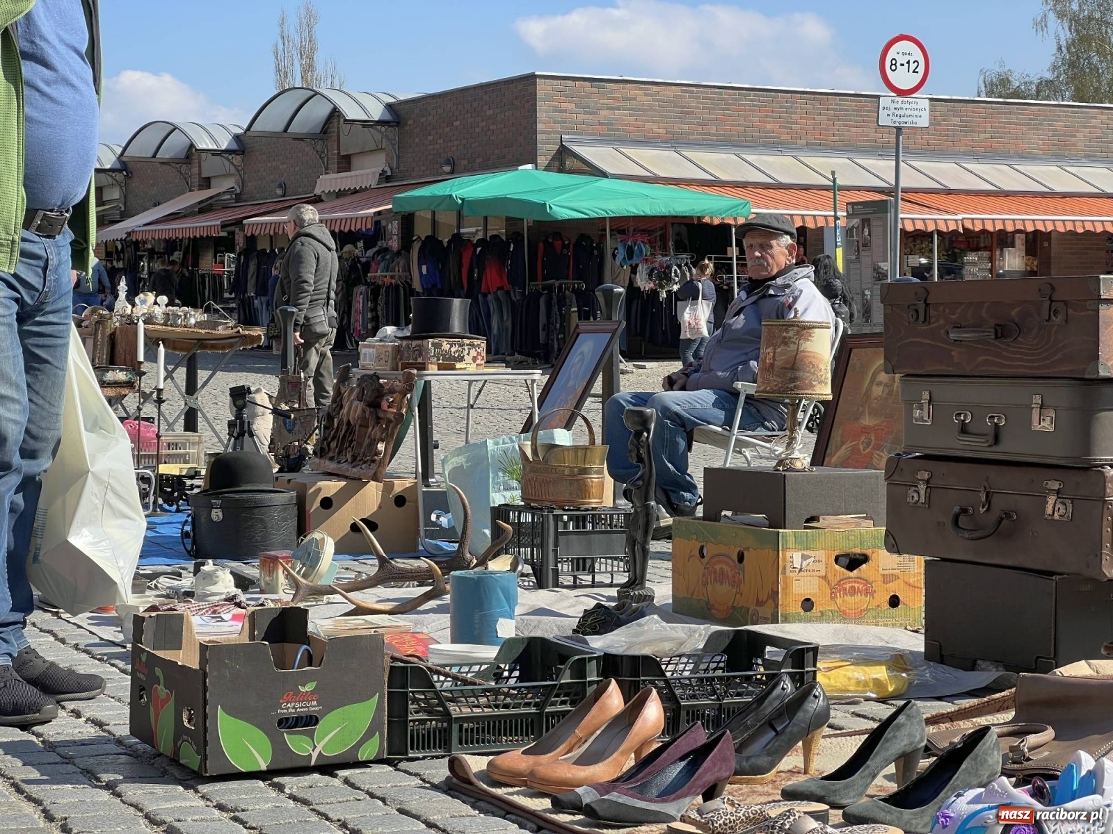 Zdjęcie w galerii na portalu naszraciborz.pl: Im cieplej, tym lepiej. Kwietniowy targ staroci [SPACER WIDEO] wiadomości z regionu