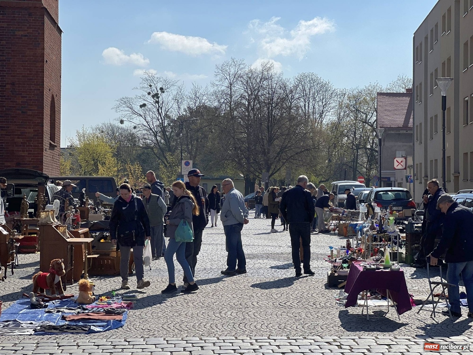 Zdjęcie w galerii na portalu naszraciborz.pl: Im cieplej, tym lepiej. Kwietniowy targ staroci [SPACER WIDEO] wiadomości z regionu