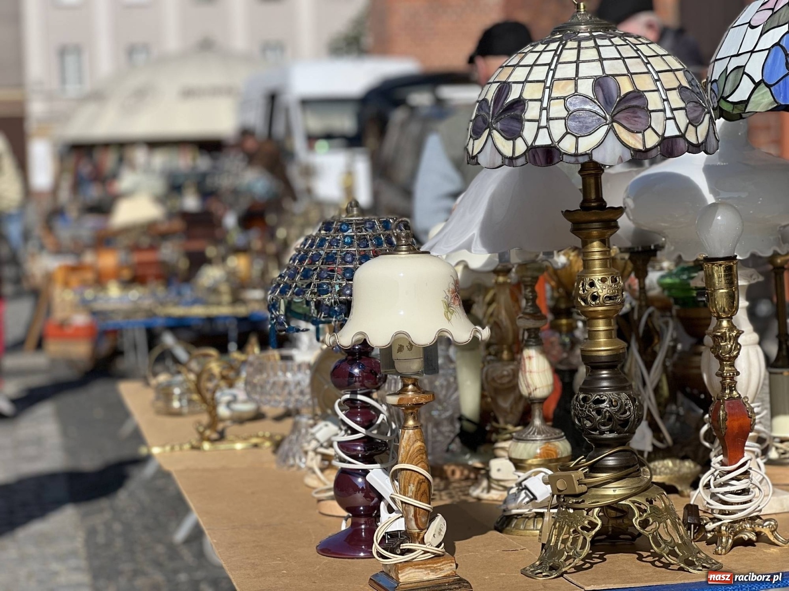 Zdjęcie w galerii na portalu naszraciborz.pl: Im cieplej, tym lepiej. Kwietniowy targ staroci [SPACER WIDEO] wiadomości z regionu