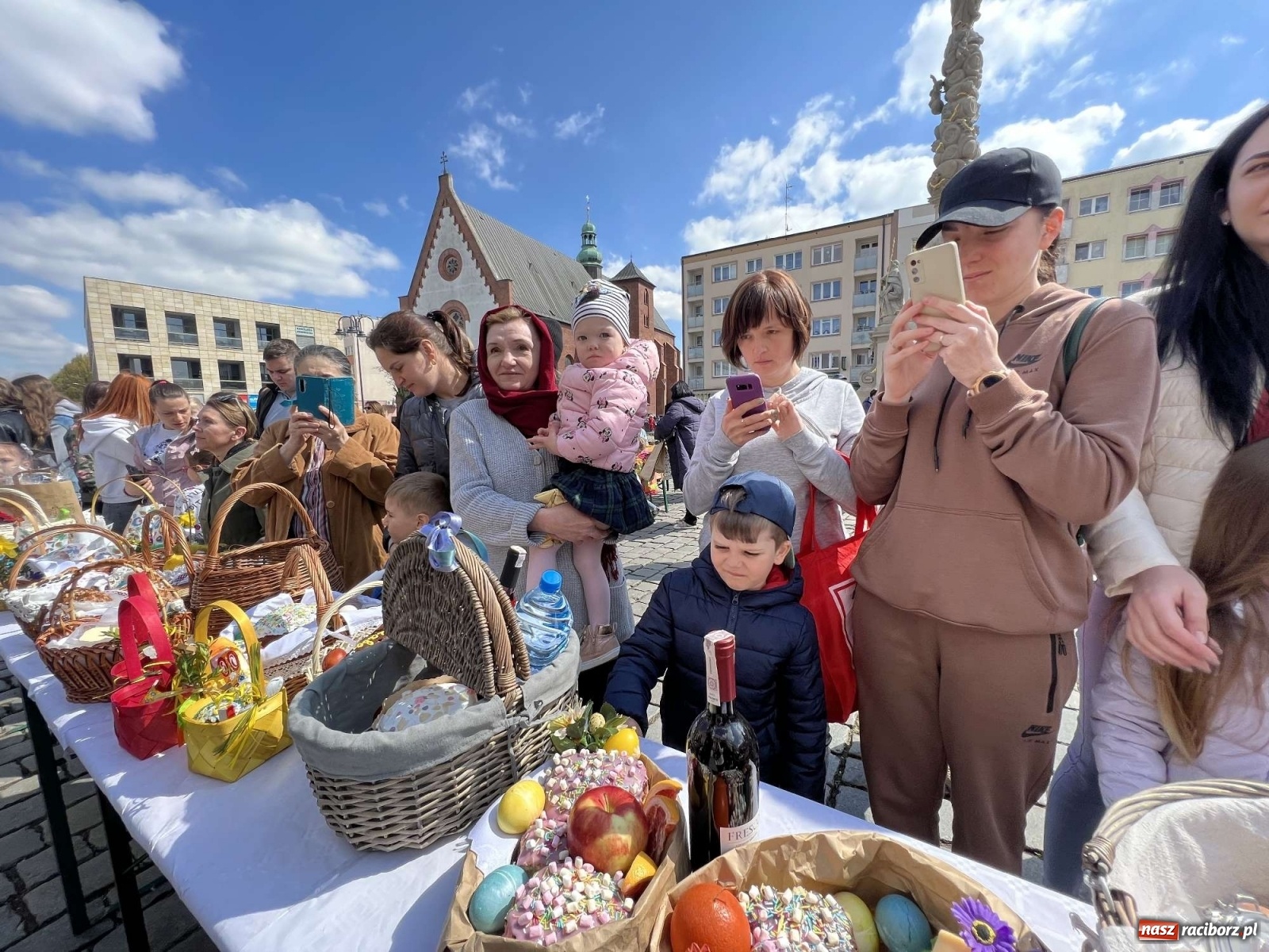 Zdjęcie w galerii na portalu naszraciborz.pl: Ukraińskie śniadanie wielkanocne na raciborskim Rynku [FOTO i WIDEO] wiadomości z regionu