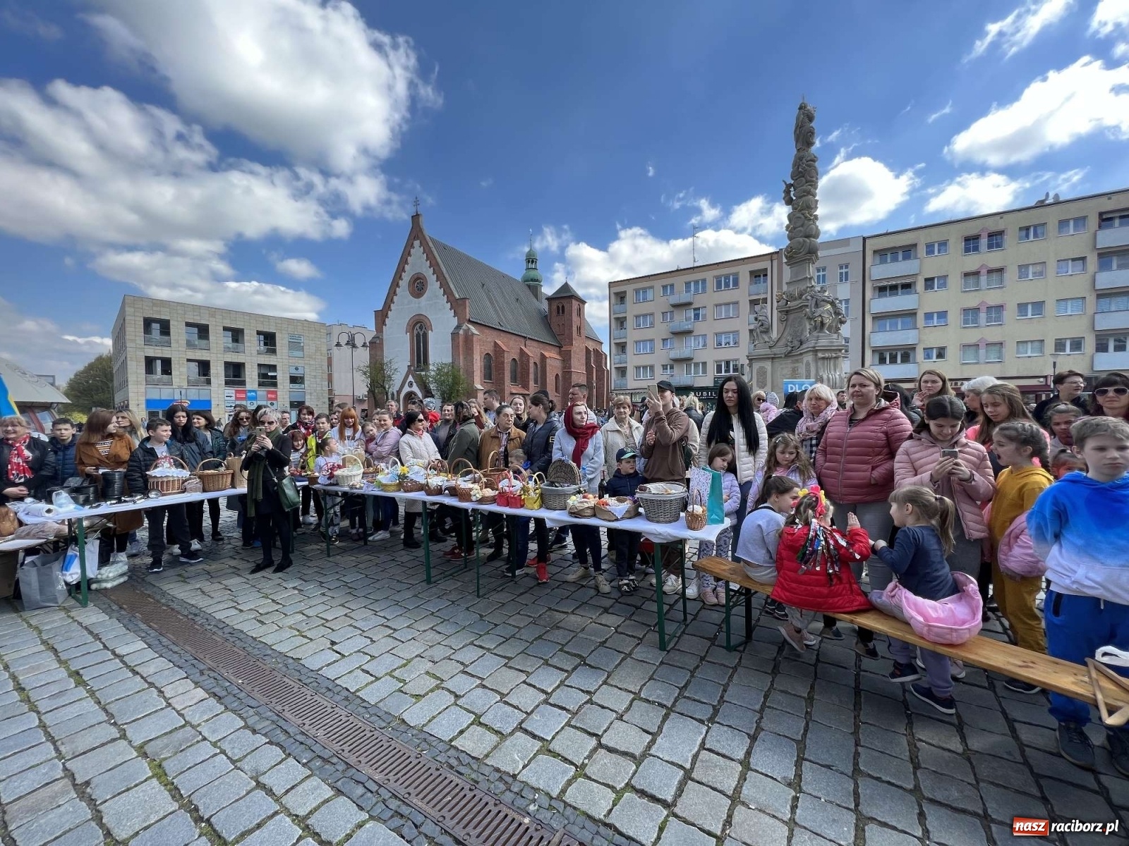 Zdjęcie w galerii na portalu naszraciborz.pl: Ukraińskie śniadanie wielkanocne na raciborskim Rynku [FOTO i WIDEO] wiadomości z regionu
