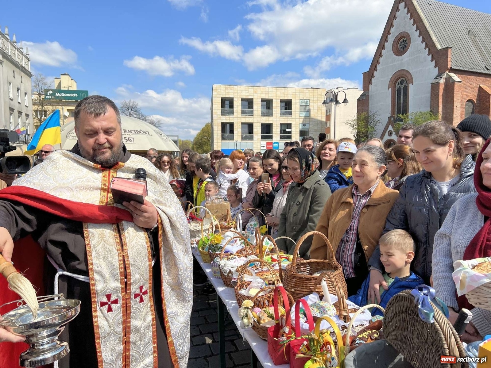 Zdjęcie w galerii na portalu naszraciborz.pl: Ukraińskie śniadanie wielkanocne na raciborskim Rynku [FOTO i WIDEO] wiadomości z regionu