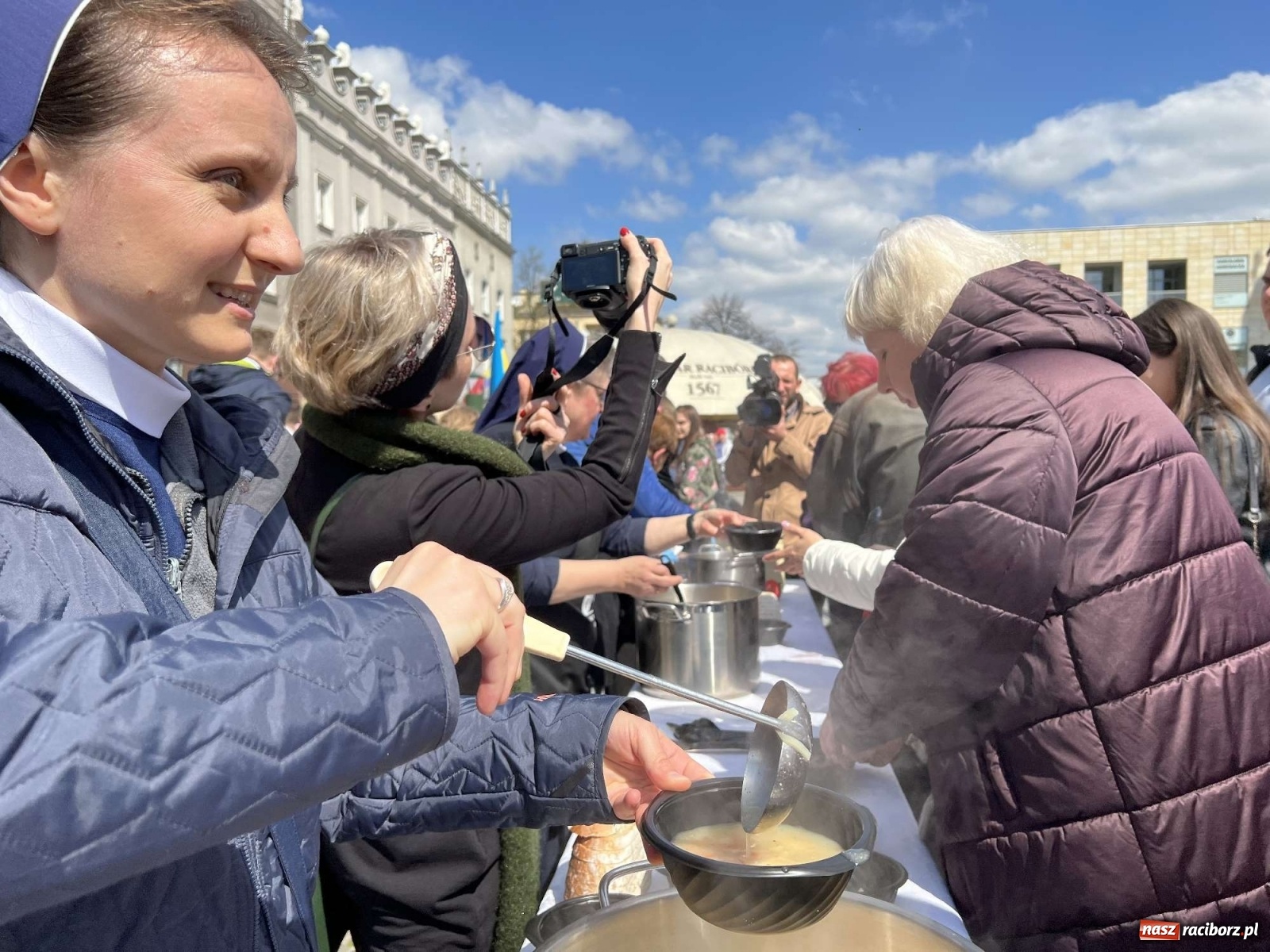 Zdjęcie w galerii na portalu naszraciborz.pl: Ukraińskie śniadanie wielkanocne na raciborskim Rynku [FOTO i WIDEO] wiadomości z regionu