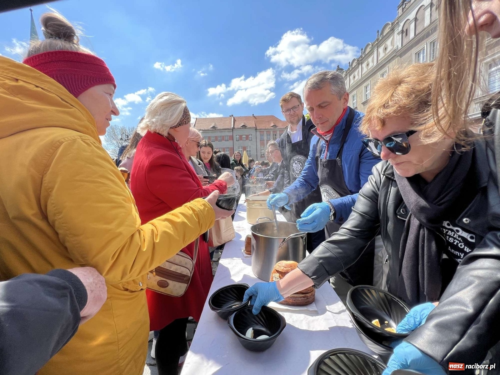 Zdjęcie w galerii na portalu naszraciborz.pl: Ukraińskie śniadanie wielkanocne na raciborskim Rynku [FOTO i WIDEO] wiadomości z regionu