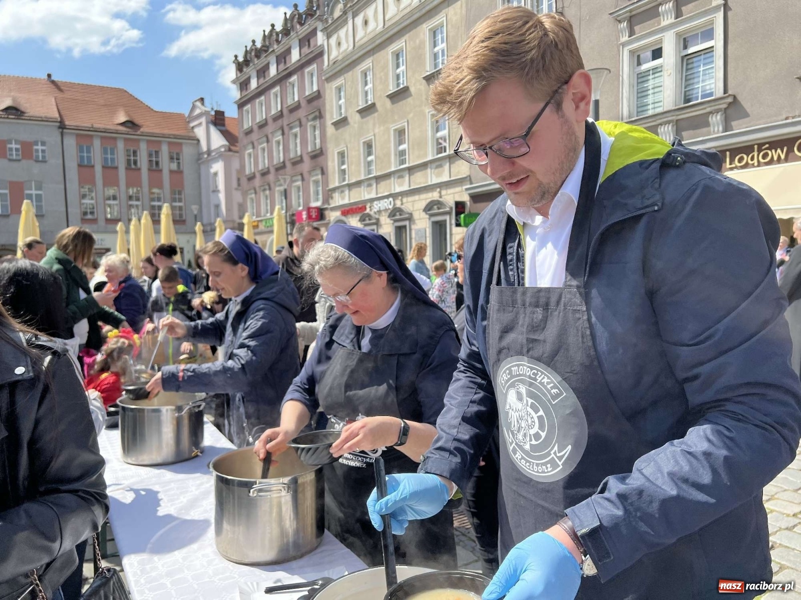 Zdjęcie w galerii na portalu naszraciborz.pl: Ukraińskie śniadanie wielkanocne na raciborskim Rynku [FOTO i WIDEO] wiadomości z regionu