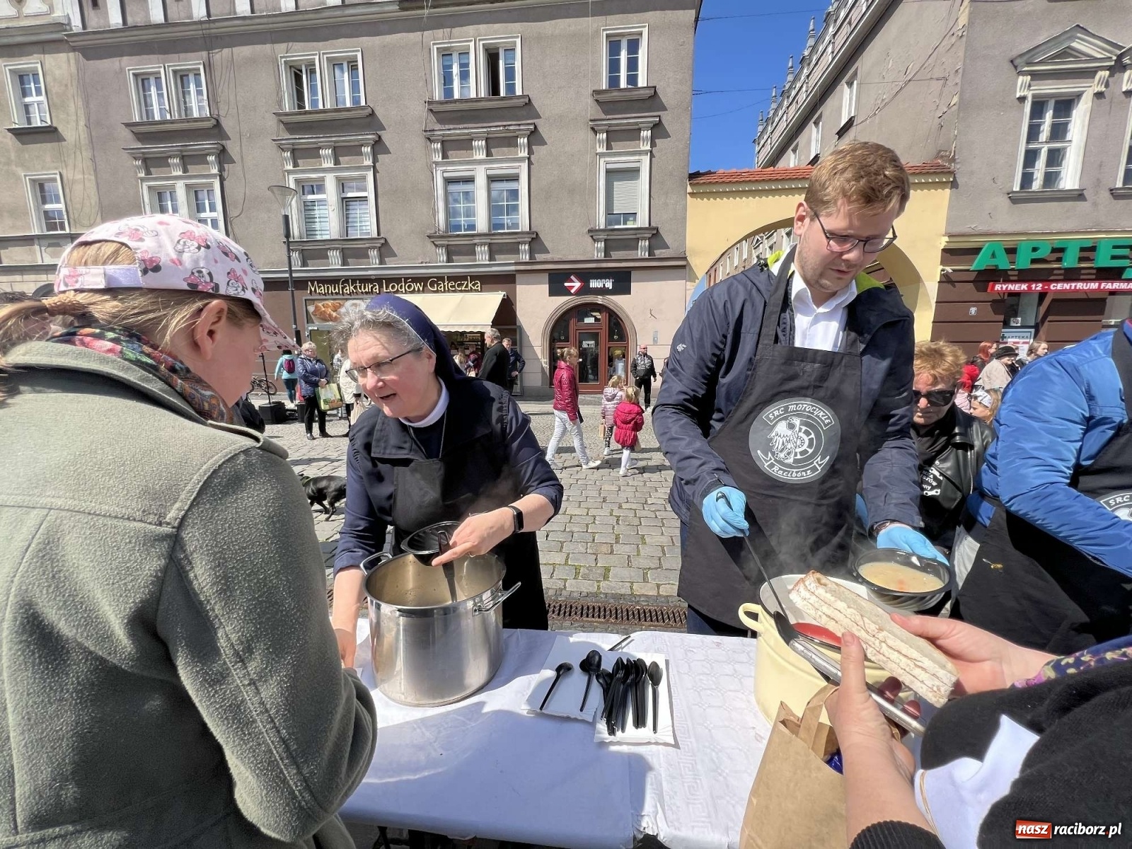 Zdjęcie w galerii na portalu naszraciborz.pl: Ukraińskie śniadanie wielkanocne na raciborskim Rynku [FOTO i WIDEO] wiadomości z regionu