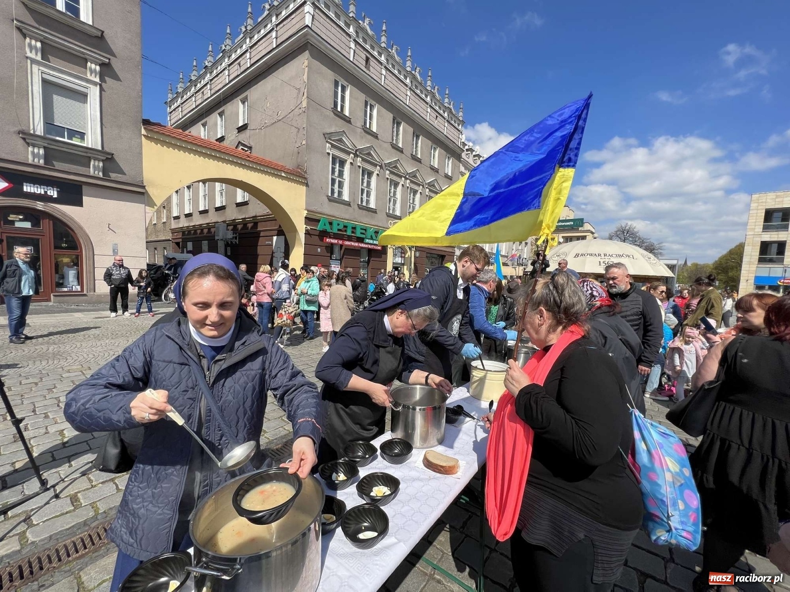 Zdjęcie w galerii na portalu naszraciborz.pl: Ukraińskie śniadanie wielkanocne na raciborskim Rynku [FOTO i WIDEO] wiadomości z regionu