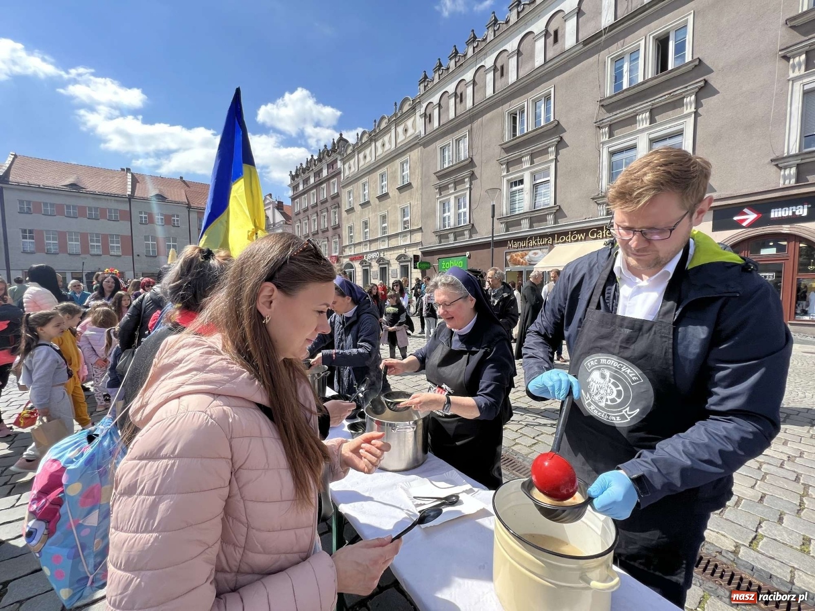 Zdjęcie w galerii na portalu naszraciborz.pl: Ukraińskie śniadanie wielkanocne na raciborskim Rynku [FOTO i WIDEO] wiadomości z regionu