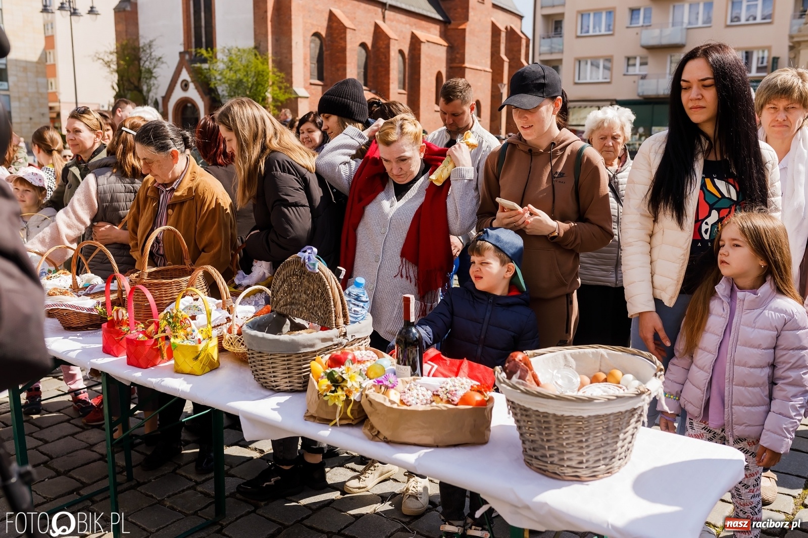 Zdjęcie w galerii na portalu naszraciborz.pl: Ukraińskie śniadanie wielkanocne na raciborskim Rynku [FOTO i WIDEO] wiadomości z regionu