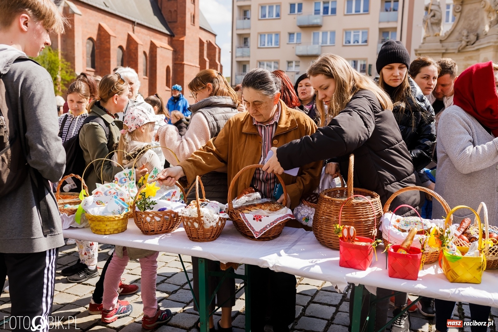Zdjęcie w galerii na portalu naszraciborz.pl: Ukraińskie śniadanie wielkanocne na raciborskim Rynku [FOTO i WIDEO] wiadomości z regionu