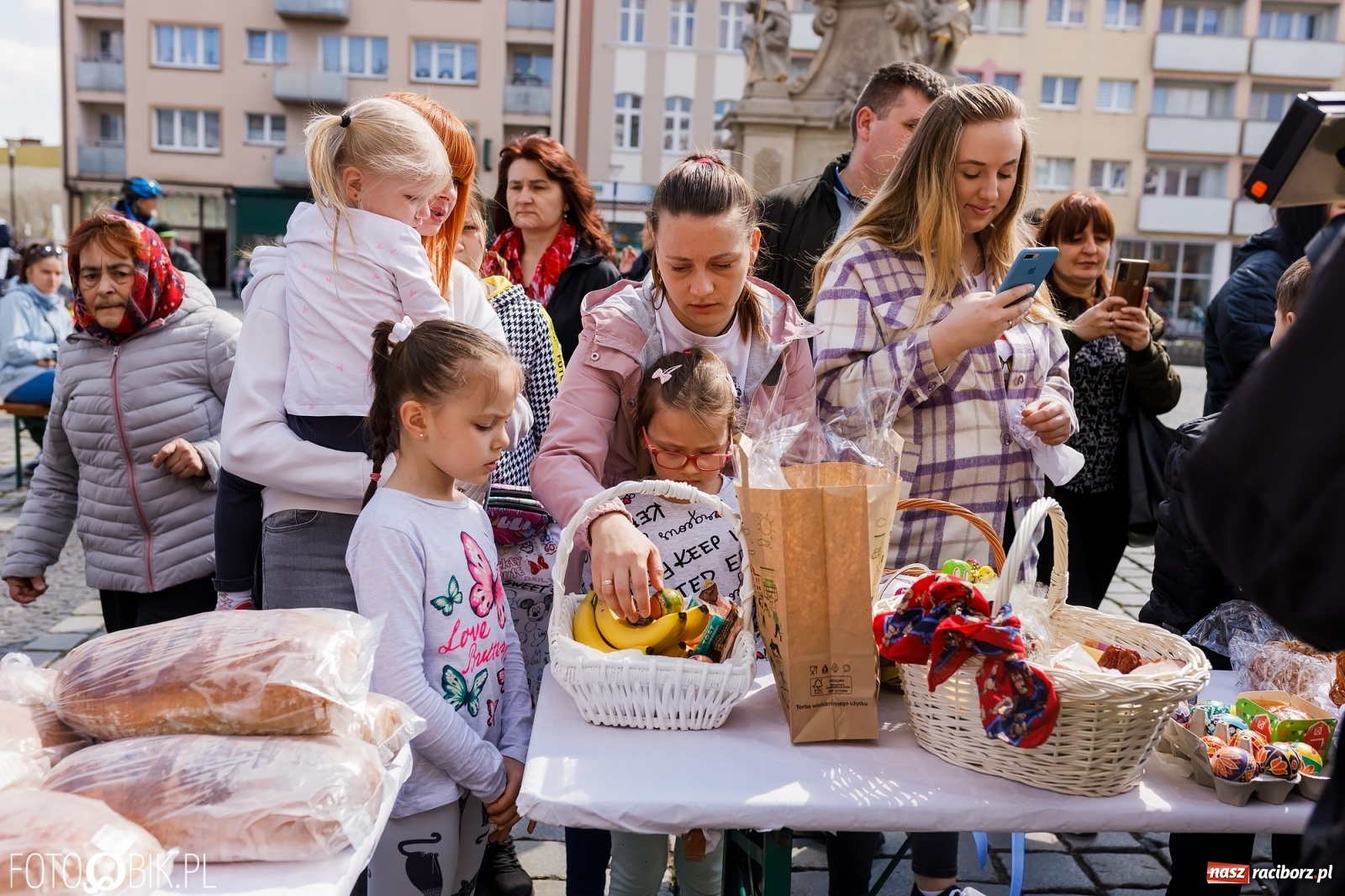Zdjęcie w galerii na portalu naszraciborz.pl: Ukraińskie śniadanie wielkanocne na raciborskim Rynku [FOTO i WIDEO] wiadomości z regionu
