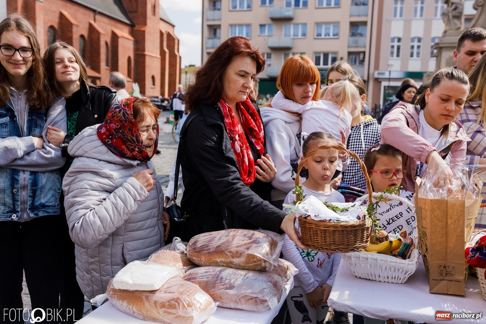 Zdjęcie w galerii na portalu naszraciborz.pl: Ukraińskie śniadanie wielkanocne na raciborskim Rynku [FOTO i WIDEO] wiadomości z regionu