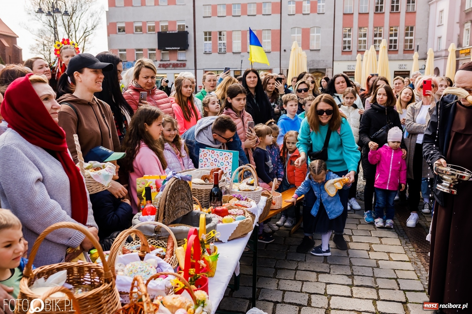 Zdjęcie w galerii na portalu naszraciborz.pl: Ukraińskie śniadanie wielkanocne na raciborskim Rynku [FOTO i WIDEO] wiadomości z regionu