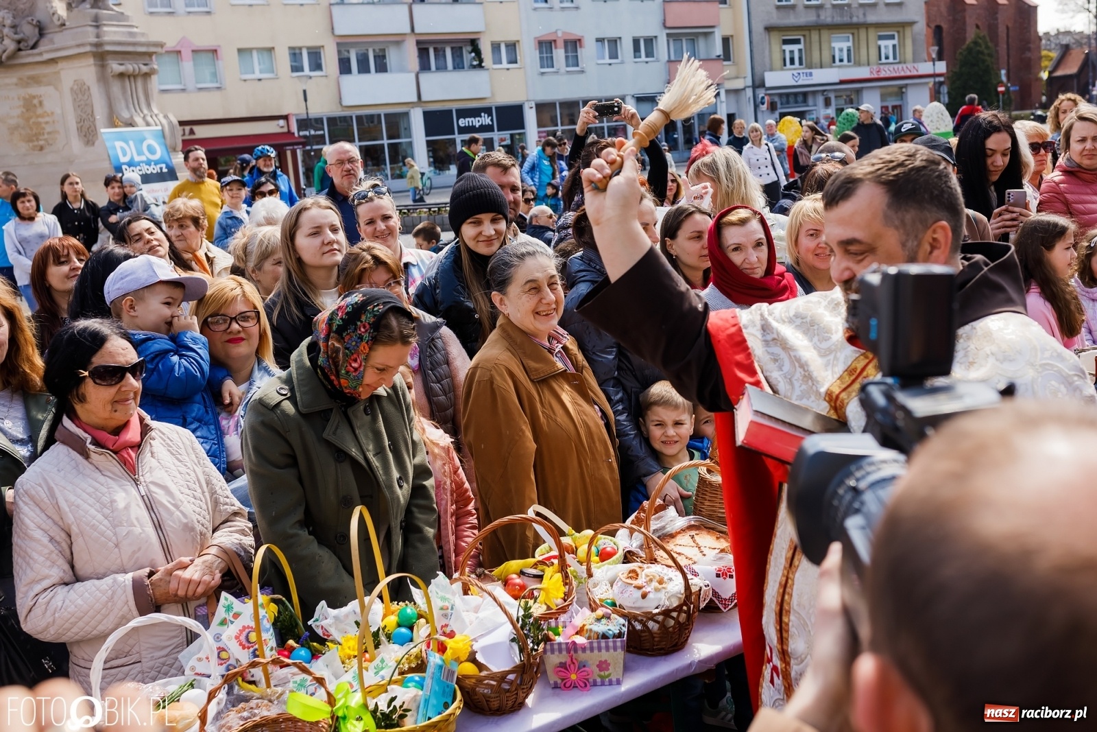 Zdjęcie w galerii na portalu naszraciborz.pl: Ukraińskie śniadanie wielkanocne na raciborskim Rynku [FOTO i WIDEO] wiadomości z regionu