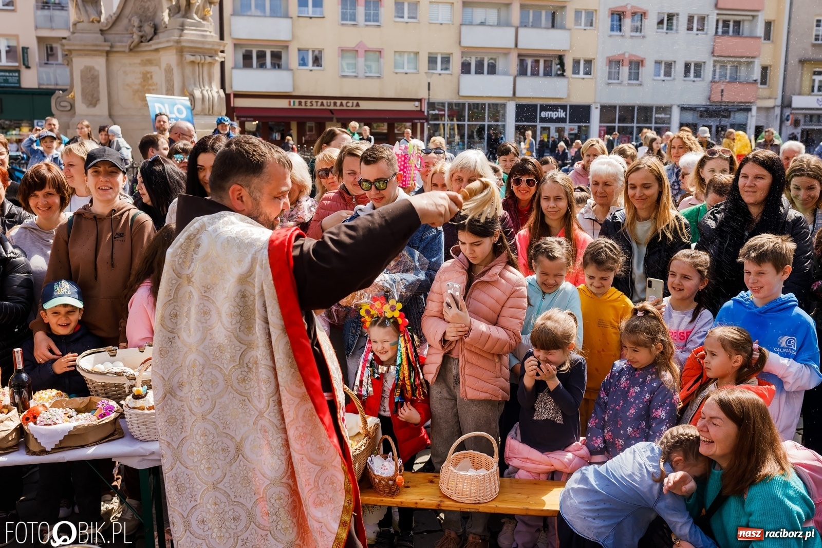 Zdjęcie w galerii na portalu naszraciborz.pl: Ukraińskie śniadanie wielkanocne na raciborskim Rynku [FOTO i WIDEO] wiadomości z regionu
