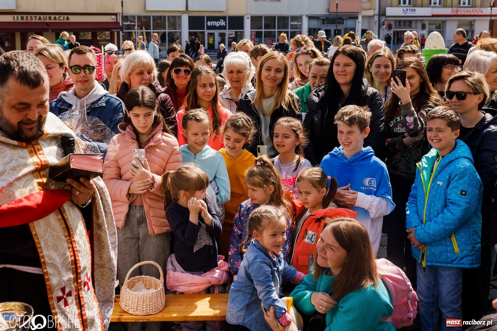 Zdjęcie w galerii na portalu naszraciborz.pl: Ukraińskie śniadanie wielkanocne na raciborskim Rynku [FOTO i WIDEO] wiadomości z regionu